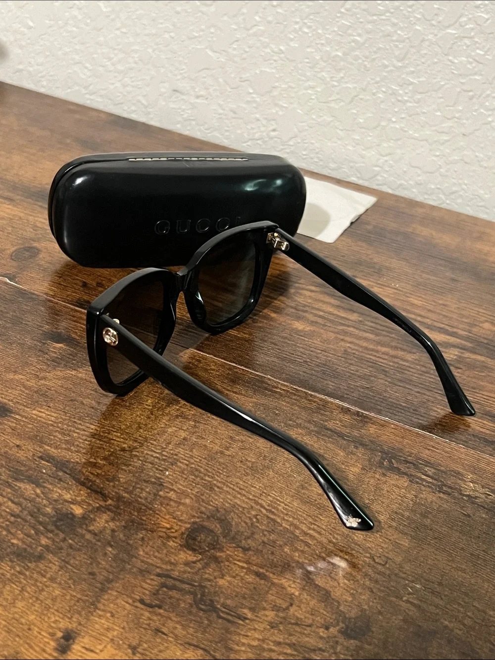Gucci Black Square Sunglasses with Gold Logo Accent GG0163S 001 51[]22